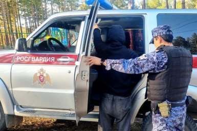 Житель Бурятии угрожал жене, спрятался в гараже и попался с наркотиками