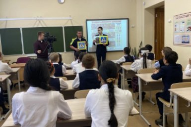 Школьников в Бурятии учат поведению на дороге через сказки