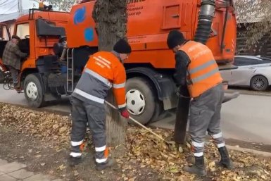 В Улан-Удэ начали массовую уборку листвы вакуумными машинами