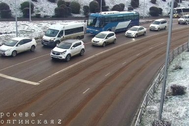 В Улан-Удэ в гололёд обработали песком самые сложные участки дорог