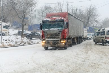 На ФАД Р-258 в Бурятии ограничили движение большегрузов из-за снега