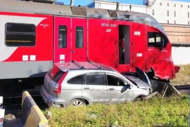 Поезд протаранил автомобиль возле 44-го причала во Владивостоке Пресс-служба ДВЖД