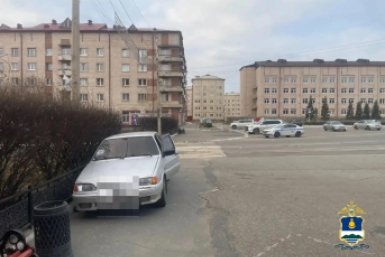 Девушка на ВАЗе влетела в пешеходов в Северобайкальске, видео попало в сеть