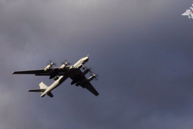 Самолеты дальней авиации ВКС России провели плановый полет над нейтральными водами Берингова и Чукотского морей стоп-кадр из видео Минобороны Росссии