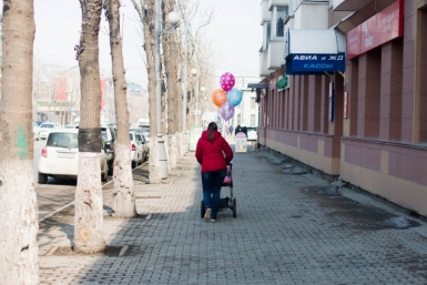 Мама коляска маломобильные граждане Денис Таушканов, ИА SakhalinMedia