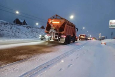 В Улан-Удэ начали вывозить снег с улиц: начали с перекрестков