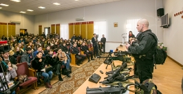 Хищника, гранатомет и винтовку показали студентам юрфака сотрудники МВД Бурятии Анна Огородник, UlanMedia