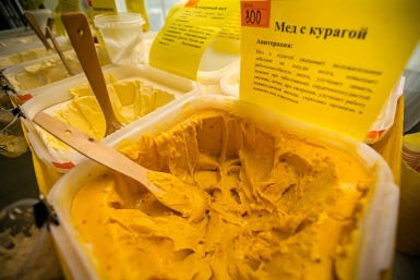 Царь-масло, фиточай и каштановый мед представили на ярмарке в музее в Улан-Удэ Анна Огородник, UlanMedia