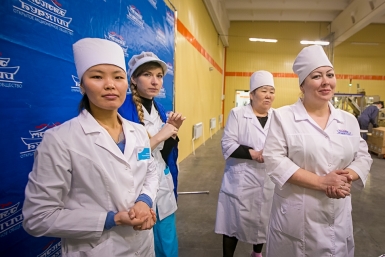 Сотрудники ОАО "Молоко Бурятии" наблюдают за процессом освящения молочной продукции Анна Огородник, UlanMedia
