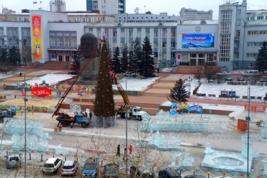 Новогоднюю елку города убрали с площади Советов в Улан-Удэ Елена Медведева ИА UlanMedia