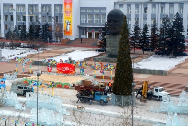 Новогоднюю елку города убрали с площади Советов в Улан-Удэ Елена Медведева ИА UlanMedia