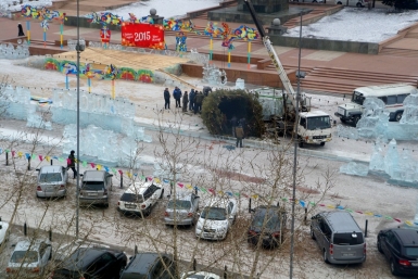 Новогоднюю елку города убрали с площади Советов в Улан-Удэ Елена Медведева ИА UlanMedia