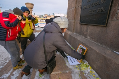 Память Бориса Немцова почтили минутой молчания на площади Революции в Улан-Удэ  Анна Огородник ИА UlanMedia