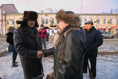 Память Бориса Немцова почтили минутой молчания на площади Революции в Улан-Удэ  Анна Огородник ИА UlanMedia