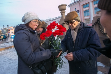 Память Бориса Немцова почтили минутой молчания на площади Революции в Улан-Удэ  Анна Огородник ИА UlanMedia