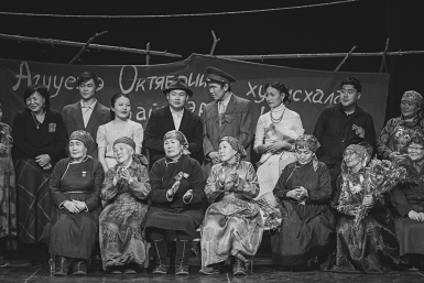 Трагедию послевоенных годов на сцене показали жителям Улан-Удэ артисты-любители Анна Огородник, UlanMedia