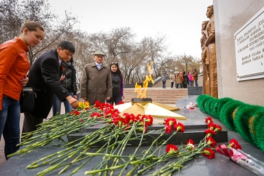 Молодежь Улан-Удэ провела экологическую акцию "Сберечь для потомков" на Мемориале Победы Анна Огородник, UlanMedia