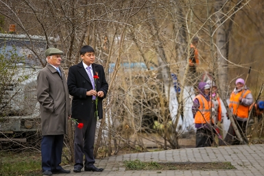 Молодежь Улан-Удэ провела экологическую акцию "Сберечь для потомков" на Мемориале Победы Анна Огородник, UlanMedia