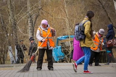 Молодежь Улан-Удэ провела экологическую акцию "Сберечь для потомков" на Мемориале Победы Анна Огородник, UlanMedia