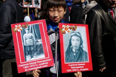 &quotБессмертный полк&quot 9 мая 2015 года в Улан-Удэ: братья Сыреновы из Тункинского района Бурятии Татьяна Баженова, UlanMedia
