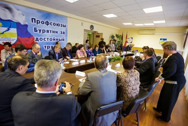 Кризисные явления, сокращения и зарплату "в конвертах" обсудил глава Бурятии с профсоюзами Анна Огородник, UlanMedia