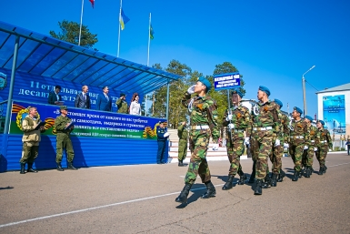 Парадным маршем прошли по плацу в Сосновом Бору Улан-Удэ юные участники игры "Победа" Анна Огородник, UlanMedia