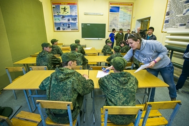 Парадным маршем прошли по плацу в Сосновом Бору Улан-Удэ юные участники игры "Победа" Анна Огородник, UlanMedia