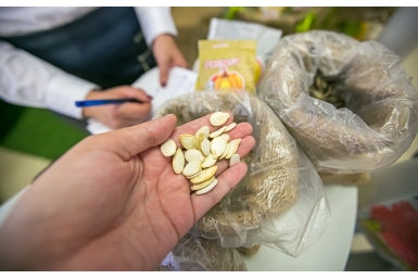 Картины из бисера, колбасы, украшения представили на Международной ярмарке в Улан-Удэ Анна Огородник, ИА UlanMedia 
