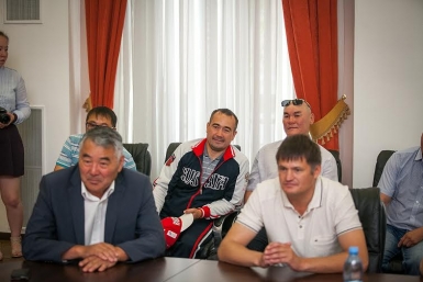 В агентстве по спорту победителя чествовали друзья, болельщики, тренера, руководители агентства по спорту РБ и журналисты.  Автор фото: Анна Огородник, UlanMedia