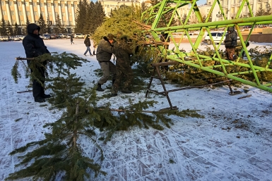 В металический каркас втыкают множество живых еловых веток Анна Огородник, ИА UlanMedia