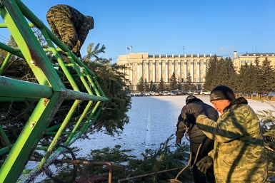 Собирать елку в такой мороз трудно Анна Огородник, ИА UlanMedia