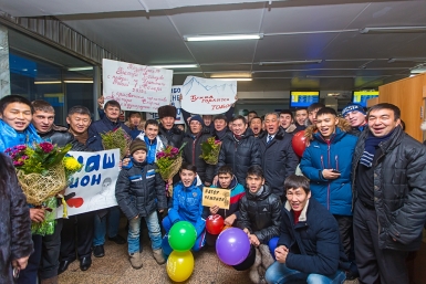 Друзья и болельщики встретили спортсмена с плакатами в руках Анна Огородник, UlanMedia