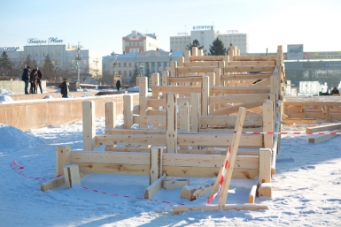 Каркас большой горки в ледовом городке на площади Советов Александра Данилова, UlanMedia