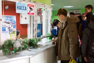 В первые выходные после открытия катка у кассы собралась длинная очередь Александра Данилова, UlanMedia