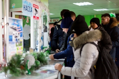 В первые выходные после открытия катка у кассы собралась длинная очередь Александра Данилова, UlanMedia