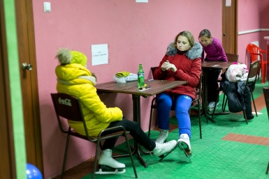 Юные фигуристки отдыхают в кафе на Центральном катке Александра Данилова, UlanMedia