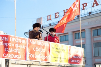 С трибуны вещают представители местного рескома Александра Данилова, UlanMedia