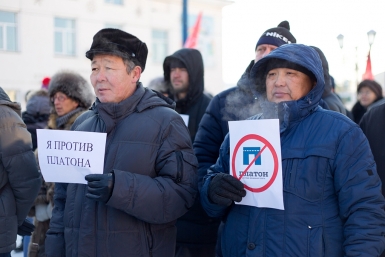 Митингующие пришли с большими и маленькими плакатами Александра Данилова, UlanMedia