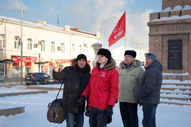 Организаторы митинга наблюдают за происходящим Александра Данилова, UlanMedia