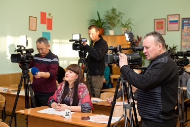 Операторы за работой во время инструктажа по правилам поведения на ЕГЭ Александра Данилова, UlanMedia