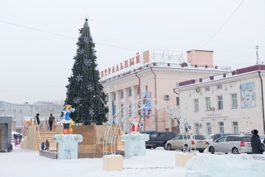 Заяц и волк в образе Деда Мороза и Снегурочки в ледовом городке на площади Революции Александра Данилова, UlanMedia