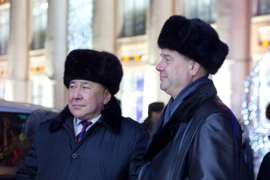Мэр города и глава Советского района наблюдают за происходящим Александра Данилова, UlanMedia