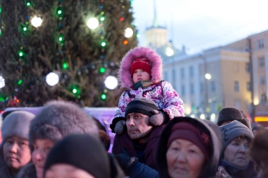 Зрители во время новогоднего шоу на площади Советов Александра Данилова, UlanMedia