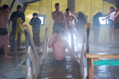 В палатке, где была оборудована прорубь для мужчин, часто собиралась очередь Александра Данилова, UlanMedia