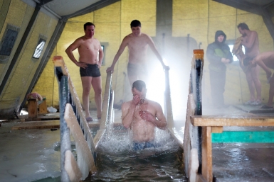 Православные верующие отметили Крещение купанием в проруби Александра Данилова, UlanMedia