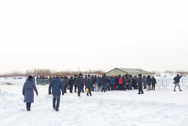 Православные верующие отметили Крещение купанием в проруби Александра Данилова, UlanMedia
