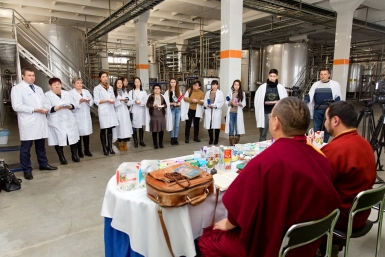 Освященная продукция в руках присутствующих на обряде Александра Данилова, UlanMedia