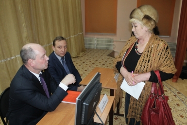 Александр Голков разговариват с избирателями Василий Тараруев, UlanMedia
