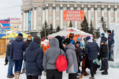 Аншлаг около юрт с буузами и выпечкой  Александра Данилова, UlanMedia