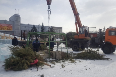 Главную красавицу Нового года убирают с площади Советов Марина Пантаева, UlanMedia